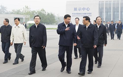 9月30日,中共中央政治局在北京中关村以实施创新驱动发展战略为题举行第九次集体学习。这是习近平、李克强、张德江、俞正声、刘云山、王岐山、张高丽等参观中关村科技创新企业、科研单位重要创新成果后,边交谈边走向会场。新华社记者 黄敬文 摄