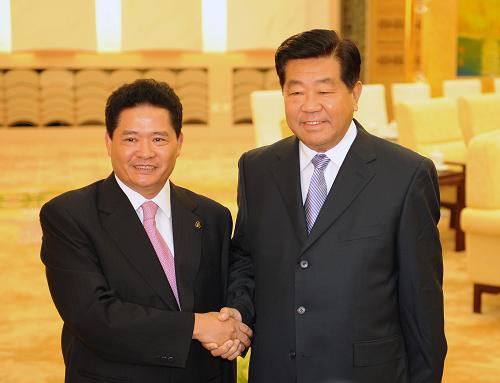 7月27日,中共中央政治局常委、全国政协主席贾庆林在北京会见以郑铭坤先生为团长的台湾妈祖联谊会代表团。新华社记者 刘建生 摄