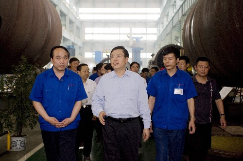 张德江在四川检查指导抗震救灾和恢复重建工作 新华社照片,成都,2008年6月3日 张德江在四川检查指导抗震救灾和恢复重建工作 中共中央政治局委员、国务院副总理张德江5月31日至6月3日赴四川灾区检查指导抗震救灾工作,慰问受灾企业干部职工,研究恢复工业企业生产。这是6月1日,张德江在位于德阳市的中国第二重型机械集团公司视察。 新华社记者朱炜摄