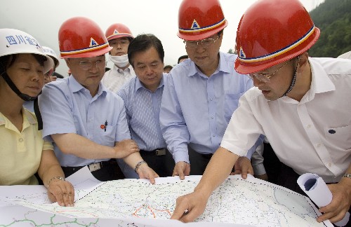 中共中央政治局委员、国务院副总理张德江5月31日至6月3日赴四川灾区检查指导抗震救灾工作,慰问受灾企业干部职工,研究恢复工业企业生产。这是5月31日,张德江在汶川县映秀镇公路抢修现场视察。 新华社记者朱炜摄
