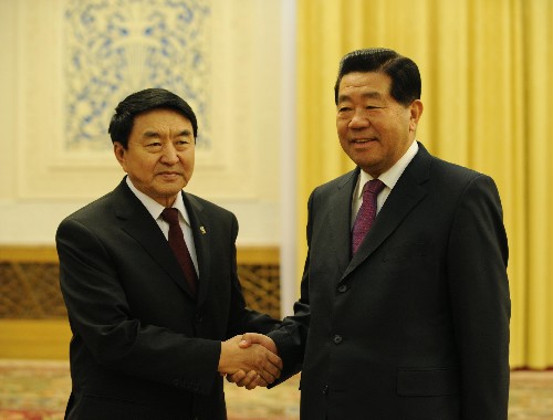 12月11日,全国政协主席贾庆林在北京人民大会堂会见蒙古国家大呼拉尔主席登贝尔勒。新华社记者 饶爱民 摄