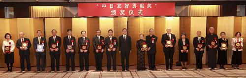 5月30日晚,中国国务院总理温家宝在东京会见日本民间友好团体和友好人士代表并颁奖。这是颁奖后集体合影。 新华社记者 庞兴雷 摄