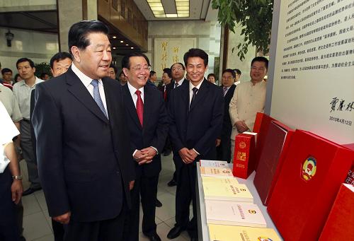 5月20日,中国文史出版社成立30周年座谈会和成果展在京举办。中共中央政治局常委、全国政协主席贾庆林给座谈会发来贺信并参观了成果展。新华社记者 谢环驰 摄