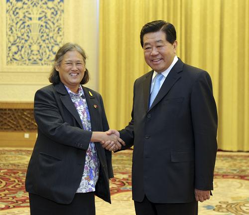 4月5日,全国政协主席贾庆林在北京人民大会堂会见来访的泰国公主诗琳通。 新华社记者张铎摄