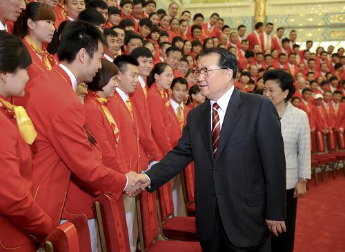 7月10日,受中共中央总书记、国家主席胡锦涛委托,中共中央政治局常委李长春在北京人民大会堂会见即将出征第三十届奥运会的中国体育代表团,代表党中央、国务院,向代表团全体成员表示亲切慰问和良好祝愿,勉励体育健儿们努力取得运动成绩和精神文明双丰收,为祖国和人民赢得荣誉。新华社记者 谢环驰 摄
