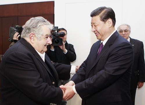 6月8日,正在乌拉圭进行正式访问的中国国家副主席习近平在蒙得维的亚同乌拉圭总统穆希卡举行会谈。 新华社记者鞠鹏摄