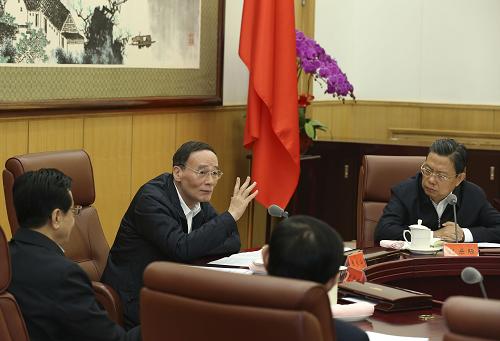 10月16日,中共中央政治局常委、中央纪委书记王岐山在北京主持省部级领导干部廉洁从政研修班座谈会并讲话。新华社记者 庞兴雷 摄