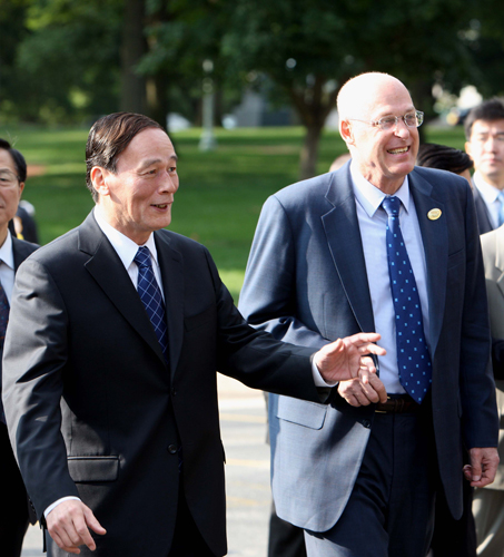 2008年6月18日,第四次中美战略经济对话在美国安纳波利斯闭幕。这是中国国务院副总理王岐山和美国财政部长保尔森准备步入闭幕会会场。 新华社记者 姚大伟 摄