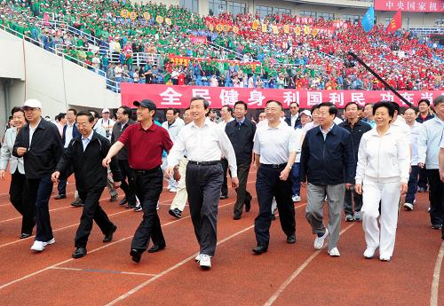 5月28日,国务委员兼国务院秘书长马凯(前)在领导同志健步走活动中。当日,中央国家机关第三届职工运动会在北京国家奥林匹克体育中心举行。新华社记者张铎摄