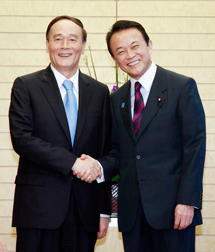 6月8日,日本首相麻生太郎(右)在东京首相官邸会见出席第二次中日经济高层对话的中国国务院副总理王岐山。新华社记者 任正来 摄