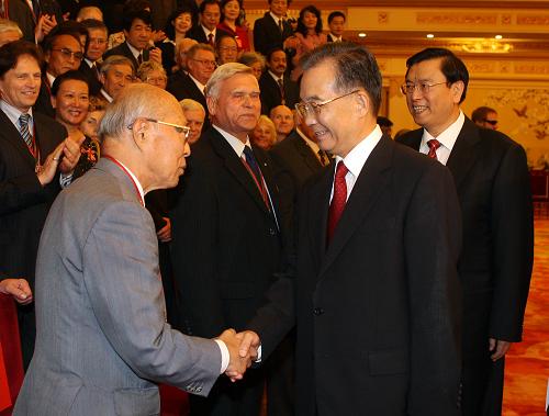 9月30日,国务院总理温家宝在北京人民大会堂亲切会见荣获2009年度中国政府“友谊奖”的100名外国专家和他们的眷属。 新华社记者刘卫兵摄