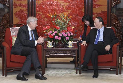 3月19日,中国国务院副总理王岐山在北京中南海会见国际金融协会总裁达拉拉。新华社记者 庞兴雷 摄