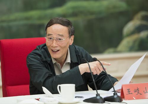 9月6日,中共中央政治局常委、中央纪委书记王岐山到天津市,就深入落实八项规定精神、纠正享乐主义和奢靡之风进行调研。这是王岐山在天津主持座谈会,强调党风政风是影响民风社风的关键,中秋国庆就要到了,怎么过节,对传统文化要去其糟粕,取其精华,扬清抑浊,营造风清气正、欢乐祥和的社会氛围。新华社记者 李学仁 摄