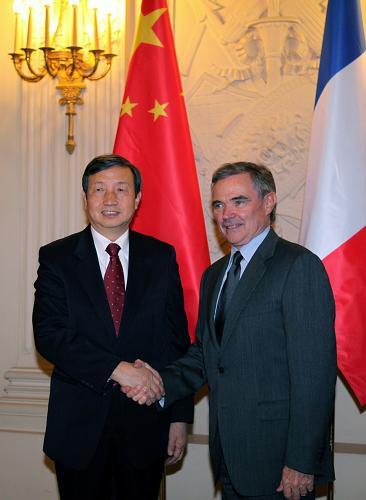 11月30日,正在法国进行正式访问的中国国务委员马凯(左)在巴黎会见法国国民议会议长阿夸耶。新华社记者 高静 摄