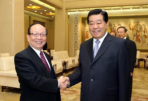 这是贾庆林在论坛开幕前会见中国国民党副主席蒋孝严。新华社记者 姚大伟 摄
