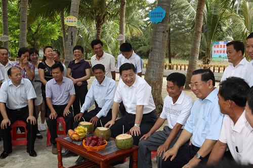 4月11日至13日,中共中央政治局常委、中央书记处书记、国家副主席习近平在海南调研。这是4月11日,习近平在万宁市龙滚镇福塘村与村民和基层党员代表座谈,听取基层党组织建设和深入学习实践科学发展观活动等情况介绍。新华社记者 樊如钧 摄