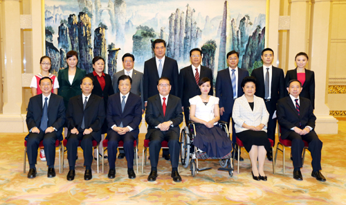 9月4日,张丽莉同志先进事迹报告会在北京人民大会堂举行。报告会开始前,中共中央政治局常委李长春看望了张丽莉同志和报告团全体成员,代表党中央和胡锦涛总书记对张丽莉同志表示亲切问候和崇高敬意。新华社记者 姚大伟 摄