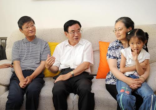 7月7日至8日,中共中央政治局常委、中央纪委书记贺国强在甘肃考察。这是7月8日,贺国强在嘉峪关市看望老工人王宝斗一家。 新华社记者刘建生摄