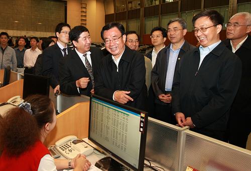 10月11日至15日,中共中央政治局常委、中央纪委书记贺国强在上海考察。这是10月14日,贺国强在上海期货交易所交易大厅考察。新华社记者 庞兴雷 摄