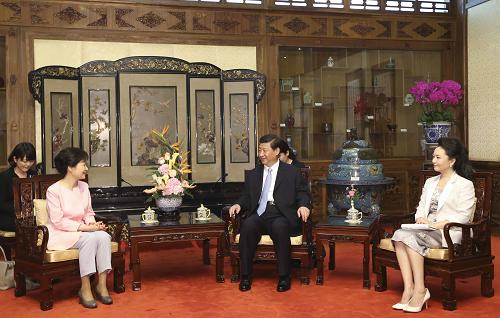 6月28日,国家主席习近平在北京钓鱼台国宾馆会见韩国总统朴槿惠。新华社记者 兰红光 摄