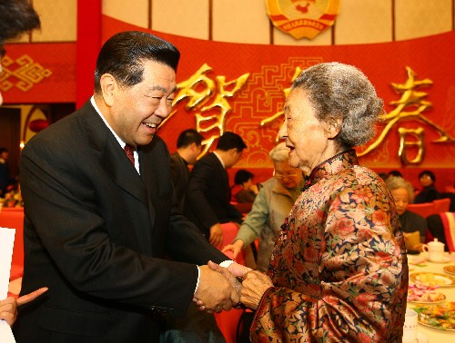 1月18日,全国政协在北京举行新春茶话会,邀请已故党外全国政协委员、知名人士夫人欢聚一堂,畅叙情谊,共迎新春。中共中央政治局常委、全国政协主席贾庆林出席茶话会。这是贾庆林和老同志亲切握手。 新华社记者 鞠鹏 摄