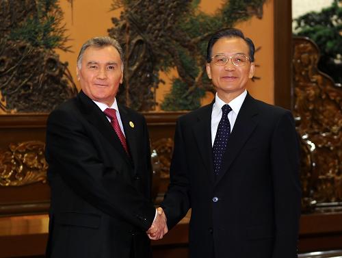温家宝会见塔吉克斯坦总理 10月15日,中国国务院总理温家宝在北京人民大会堂会见塔吉克斯坦总理阿基洛夫。 新华社记者 李涛 摄
