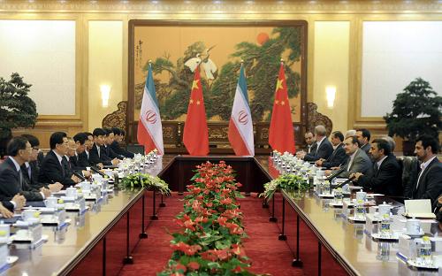 6月8日,中国国家主席胡锦涛在北京人民大会堂与来华访问并出席上海合作组织成员国元首理事会第十二次会议的伊朗总统艾哈迈迪-内贾德举行会谈。新华社记者 张铎 摄