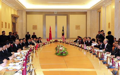 温家宝与纳吉布举行会谈 4月28日,中国国务院总理温家宝在吉隆坡与马来西亚总理纳吉布举行会谈。 新华社记者 张铎 摄