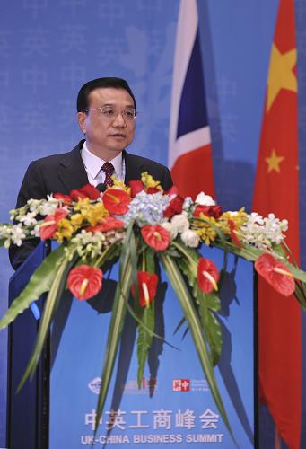 这是李克强在峰会上致辞。11月10日,中共中央政治局常委、国务院副总理李克强与英国首相卡梅伦在北京共同出席中英工商峰会。新华社记者 黄敬文 摄