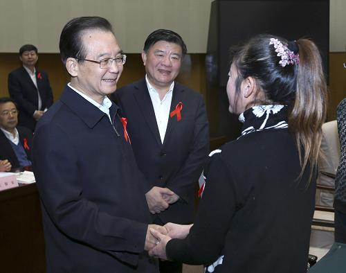 11月30日,国务院总理温家宝在北京中南海与艾滋病感染者、艾滋病致孤儿童、上访人员、医务人员、科研人员、志愿者和有关国际组织代表座谈。这是座谈会前,温家宝与艾滋病感染者握手交谈。新华社记者 庞兴雷 摄