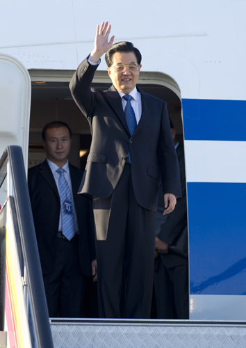 9月6日,中国国家主席胡锦涛抵达俄罗斯符拉迪沃斯托克,出席8日至9日举行的亚太经合组织第二十次领导人非正式会议。新华社记者 王晔 摄