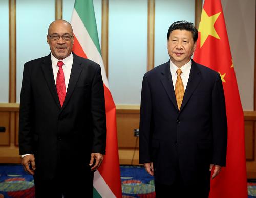 6月2日,国家主席习近平在特立尼达和多巴哥首都西班牙港会见苏里南总统鲍特塞。新华社记者兰红光摄