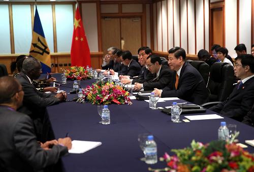 6月2日,国家主席习近平在特立尼达和多巴哥首都西班牙港会见巴巴多斯总理斯图尔特。新华社记者兰红光摄