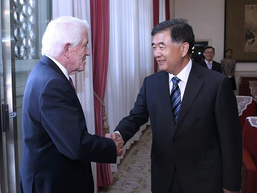 6月3日,中国国务院副总理汪洋在北京会见出席第四轮中美工商领袖和前高官对话的美国商会会长兼首席执行官托马斯·多诺霍一行。新华社记者 庞兴雷 摄