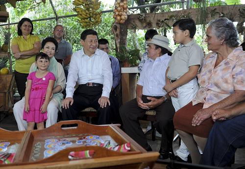 6月3日,正在哥斯达黎加进行国事访问的国家主席习近平和夫人彭丽媛走访当地农户萨莫拉一家。这是习近平与当地农户萨莫拉一家人亲切交流。新华社记者 张铎 摄