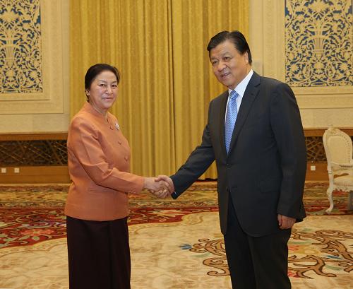 6月4日,中共中央政治局常委、中央书记处书记刘云山在北京人民大会堂会见老挝国会主席巴妮。 新华社记者 刘卫兵 摄