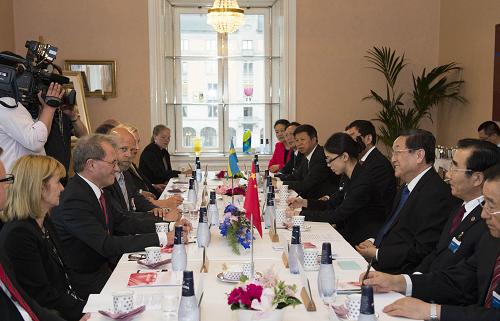 应瑞典议会邀请,全国政协主席俞正声6月1日至4日对瑞典进行正式友好访问。这是6月3日,俞正声在斯德哥尔摩与瑞典议长韦斯特贝里举行会谈。新华社记者 李学仁 摄