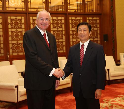 6月5日,中国国家副主席李源潮在北京会见委内瑞拉石油和矿业部长拉米雷斯。新华社记者刘卫兵摄