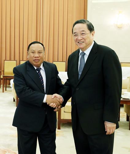 7月29日,全国政协主席俞正声在北京会见老挝建国阵线中央主席潘隆吉。 新华社记者 姚大伟 摄