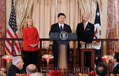 2月14日,中国国家副主席习近平在华盛顿出席美国副总统拜登、国务卿希拉里·克林顿共同举行的欢迎午宴。这是习近平在欢迎午宴上致辞。新华社记者 张铎 摄
