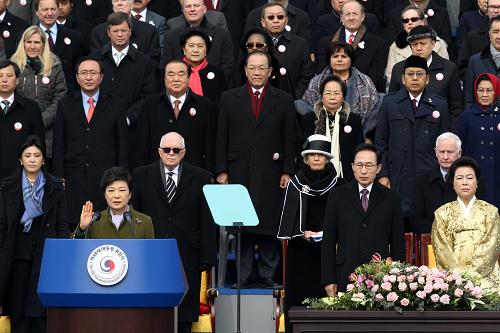 2月25日,在韩国首尔,韩国当选总统朴槿惠宣誓就职。当日上午,韩国当选总统朴槿惠在韩国国会议事堂前的国会广场正式宣誓就任总统。新华社发(朴真熙摄)