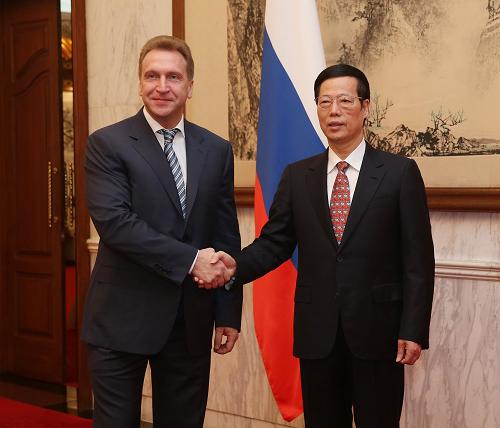 4月15日,中共中央政治局常委、国务院副总理张高丽在北京钓鱼台国宾馆与俄罗斯政府第一副总理舒瓦洛夫举行会谈。新华社记者 刘卫兵 摄