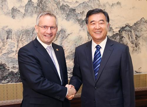 4月16日,中国国务院副总理汪洋在北京会见加拿大国际贸易部长埃德·法斯特。新华社记者 姚大伟 摄