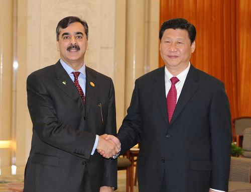 10月25日,国家副主席习近平在北京人民大会堂会见巴基斯坦总理吉拉尼。新华社记者 高洁 摄
