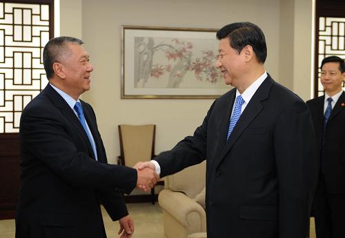 1月10日,刚刚抵达澳门考察访问的国家副主席习近平在下榻的宾馆会见澳门特别行政区行政长官何厚铧。 新华社记者马占成摄