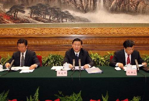 习近平出席第十七次全国高校党建工作会议并讲话 12月19日,中共中央组织部、中共中央宣传部、中共教育部党组在北京召开第十七次全国高等学校党的建设工作会议。中共中央政治局常委、中央书记处书记、国家副主席习近平出席会议并作重要讲话。 新华社记者兰红光摄