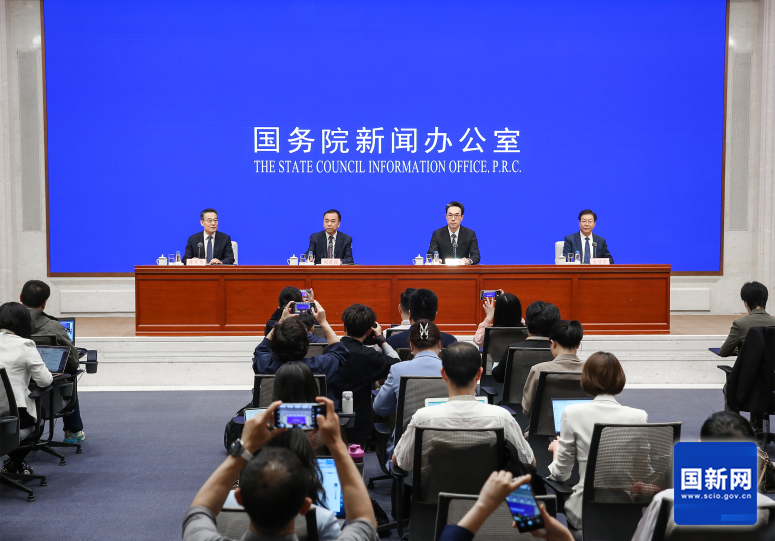 国务院新闻办举行发布会 解读宏观经济形势和政策