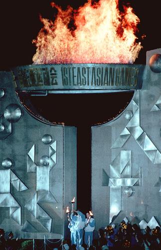 1993年5月9日,第一届东亚运动会在上海举行。参加这次运动会的有9个国家和地区的代表团——日本、中国台北、香港、朝鲜、韩国、蒙古、澳门、关岛和中国代表团。1252名运动员参加12个项目的比赛。这是1993年5月9日,第一届东亚运动会在上海虹口体育场开幕。新华社发(资料照片)