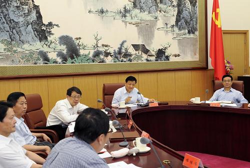 7月5日,中共中央政治局常委、中央党的群众路线教育实践活动领导小组组长刘云山在北京主持召开中央党的群众路线教育实践活动领导小组第二次会议,学习贯彻中央精神和习近平总书记重要讲话精神,研究安排学习教育、听取意见环节的有关工作。 新华社记者 饶爱民 摄
