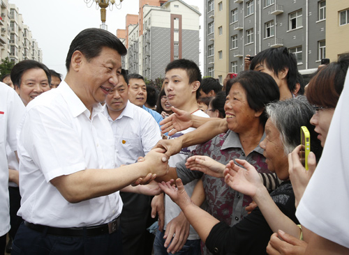 7月11日至12日,中共中央总书记、国家主席、中央军委主席习近平在河北省调研指导党的群众路线教育实践活动。这是习近平看望正定县塔元庄村村民并同他们亲切握手。